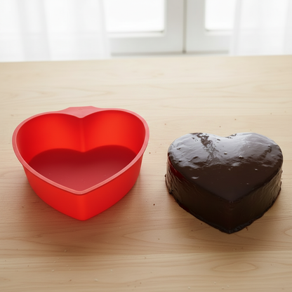 Moule Silicone cœur avec gâteau chocolat sur table bois