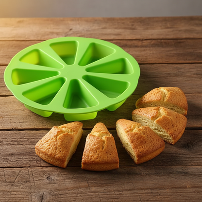 Moules silicone patisserie avec part gâteau sur table bois 