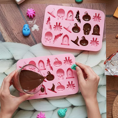 moules en silicone couleur rose remplis chocolat