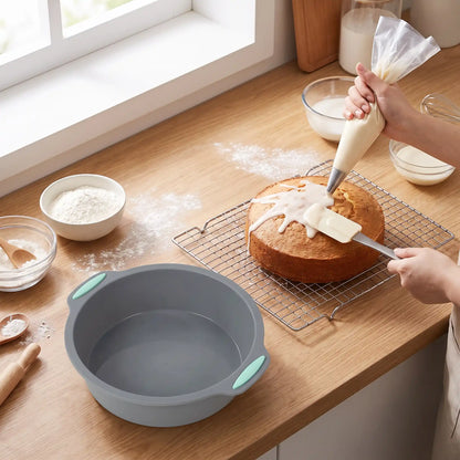Femme décorant gâteau avec moules ronds silicone dans cuisine