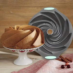 moule à bundt en silicone avec gâteau bundt démoulé