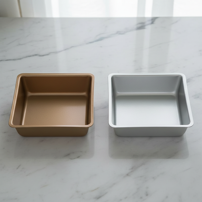 Moule à Gâteau Carré format argenté et doré sur table