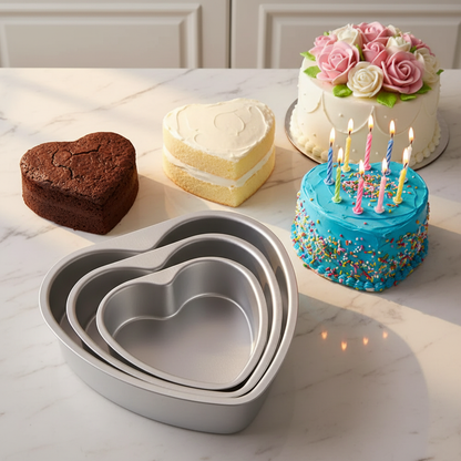 Moule gateau coeur et cake décoré sur table cuisine 