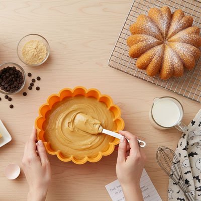 Moule silicone citrouille rempli de préparation gâteau
