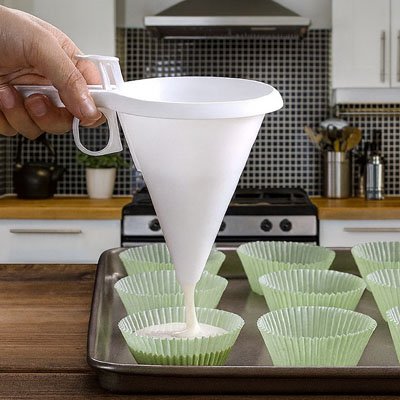 remplissage petit moule muffin avec entonnoir à piston