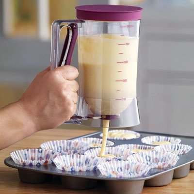 remplissage moule a muffin avec entonnoir à piston