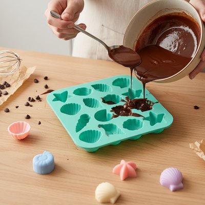 utilisation moule pour chocolat en silicone vert remplissage facile pâtisserie