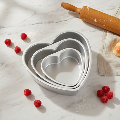3 Moule gateau coeur empilé sur table marbre 