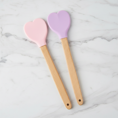 Spatules en silicone forme cœur posé sur table