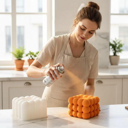 Femme utilisant Spray sur bento cake avec Moules bento cake