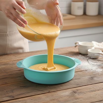 Versement pâte gâteau dans Moule rond en silicone