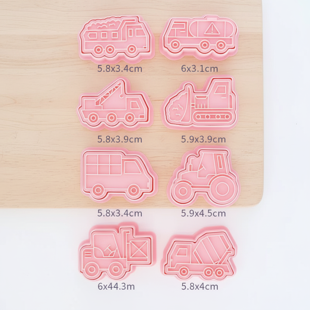 8 emporte piece biscuit camions sur table cuisine