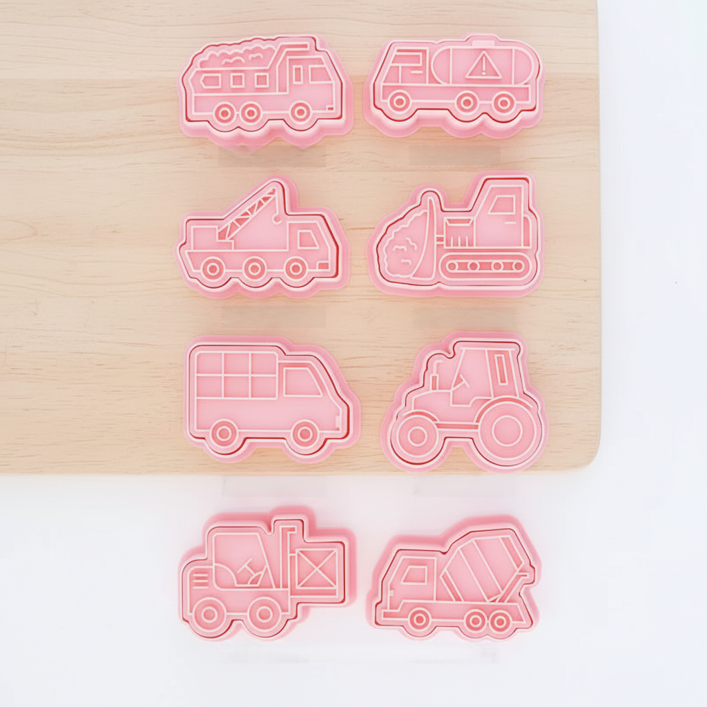 Emporte Piece Biscuit voiture construction sur planche en bois