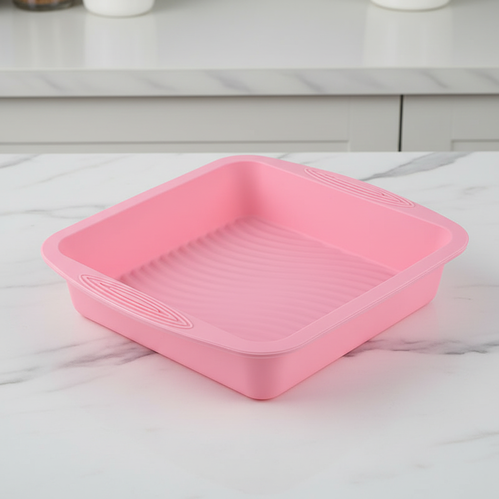 Moule carré en silicone rose sur table cuisine