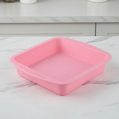 Moule carré en silicone rose sur table cuisine